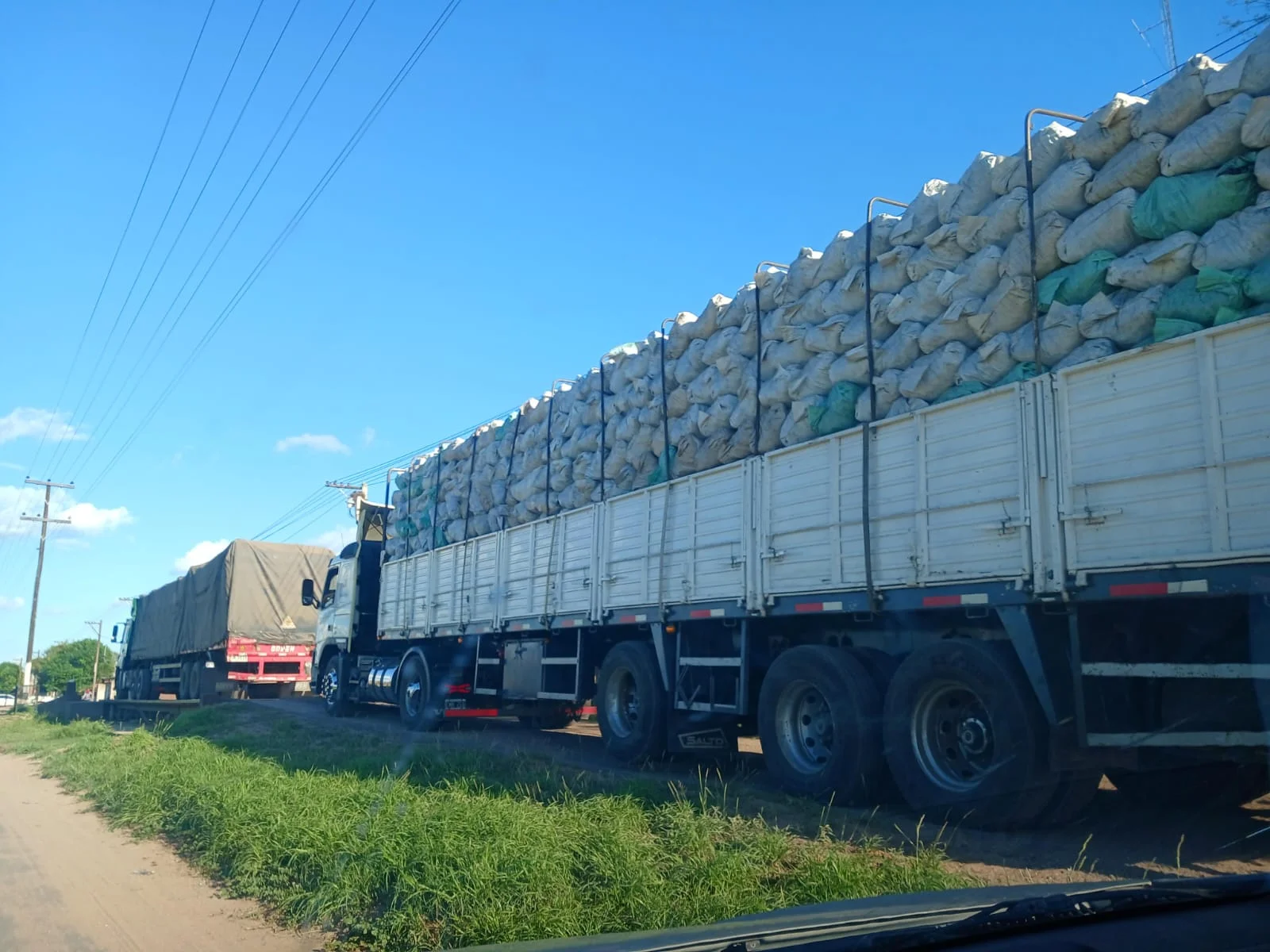 Camión cargado con bolsas de carbón vegetal en ruta hacia distribución
