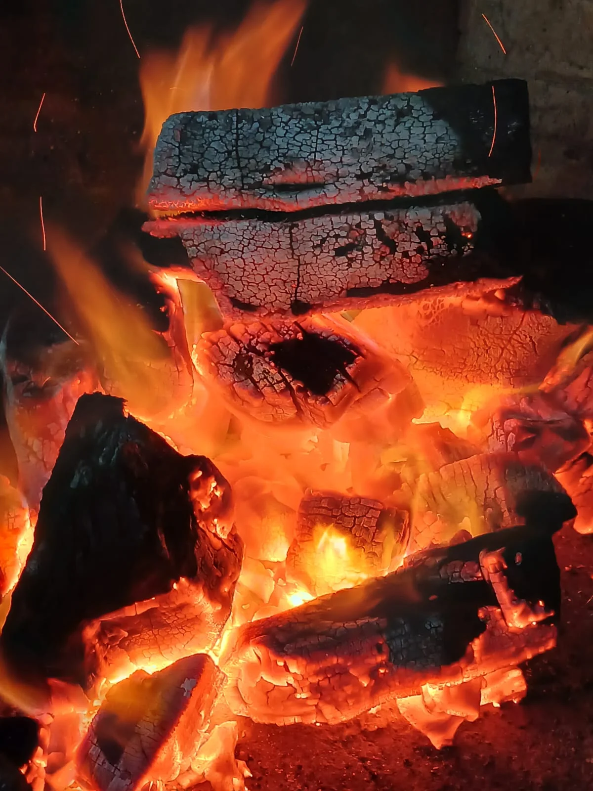 Carbón de quebracho en brasa
