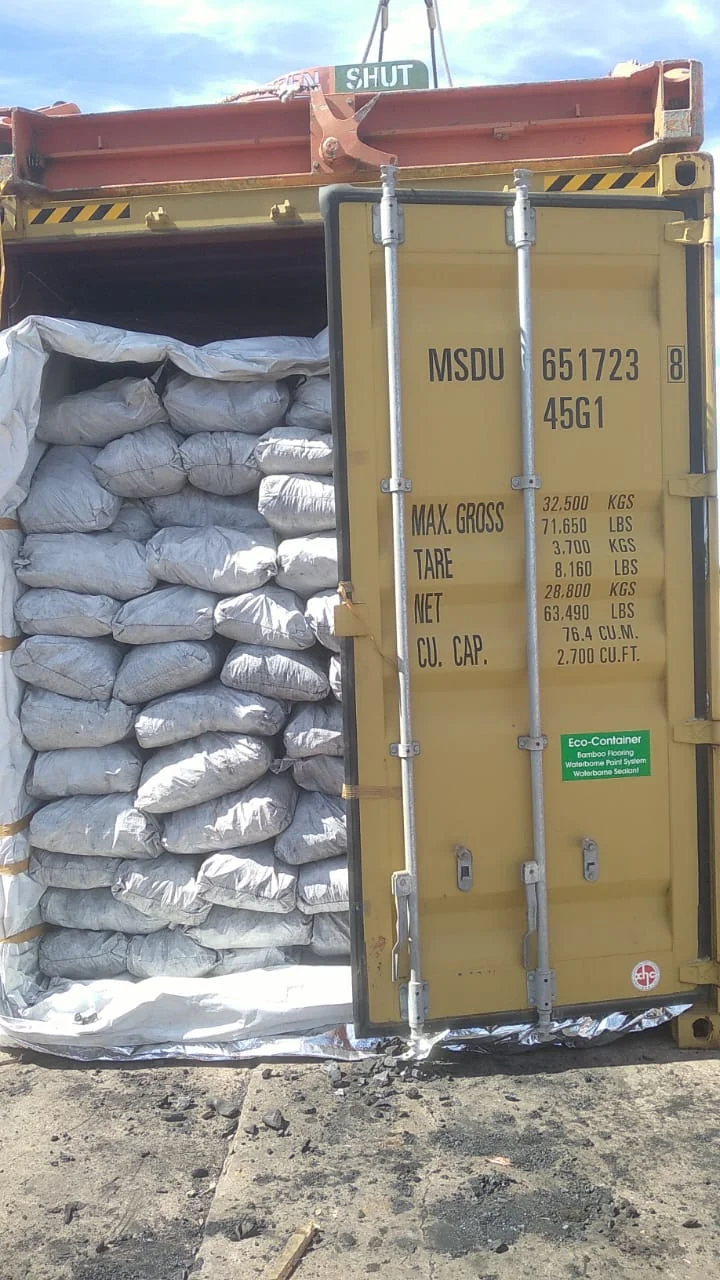 Contenedor de exportación cargado con bolsas de carbón vegetal