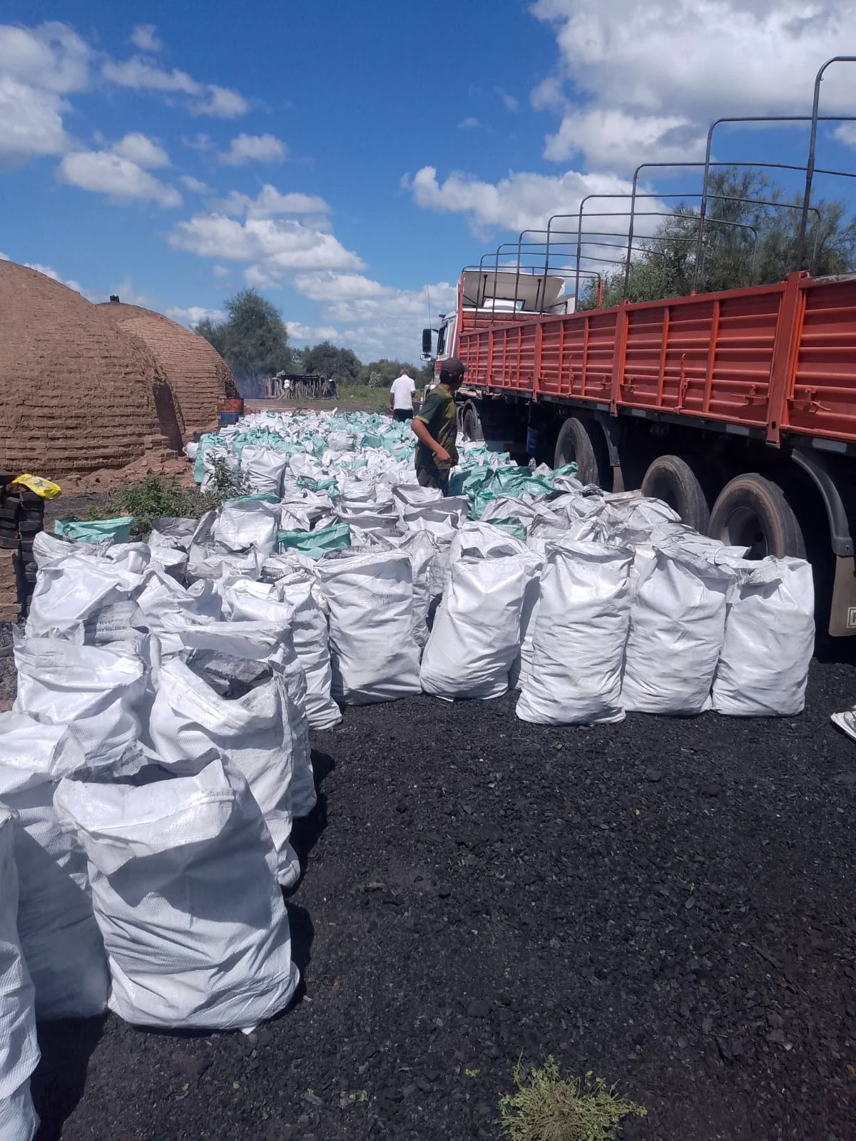 Hornos de carbón y camión
